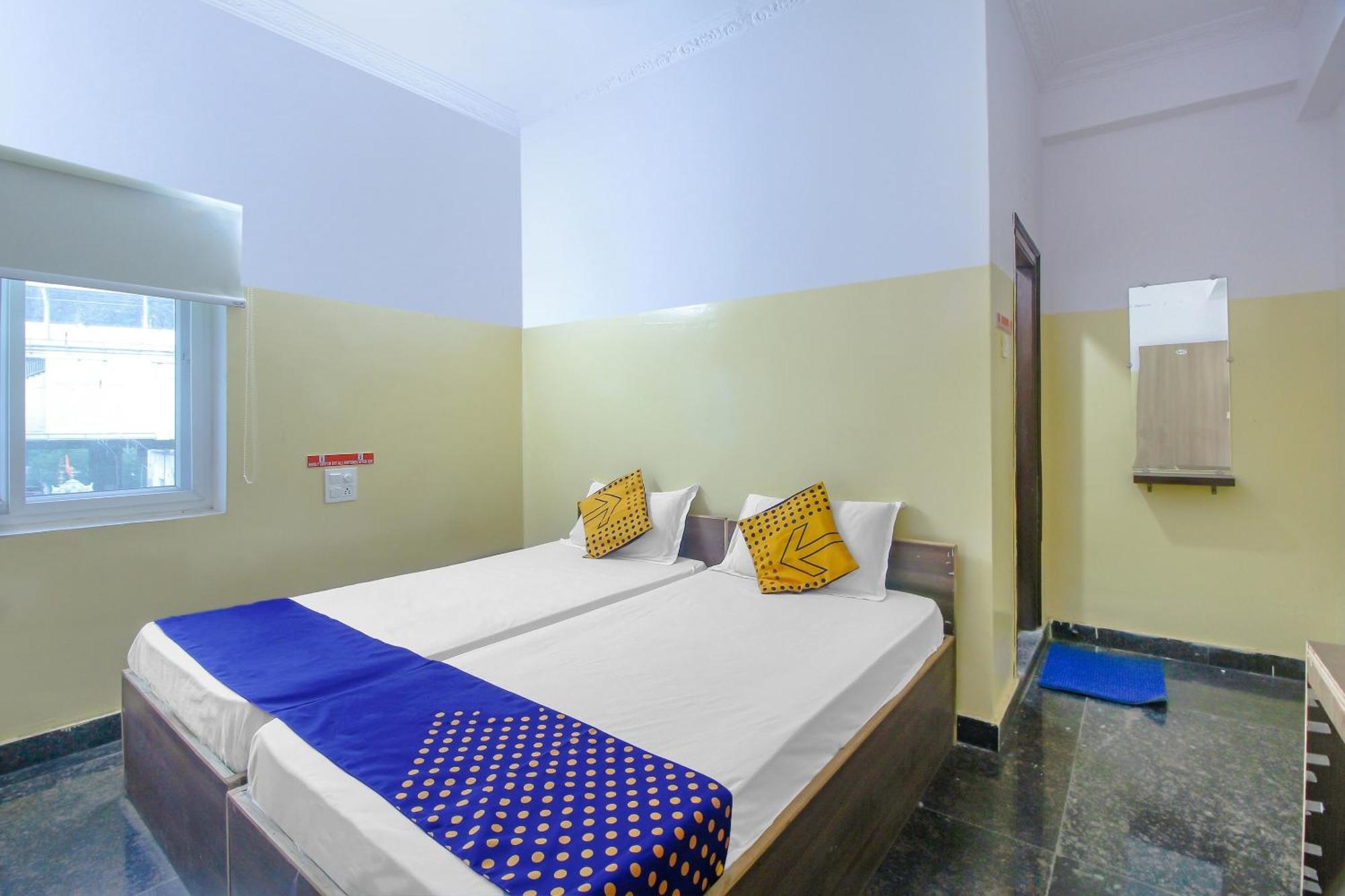 SPOT ON 81775 Gokul Lodge Deluxe Since 1974 Lālāguda Buitenkant foto