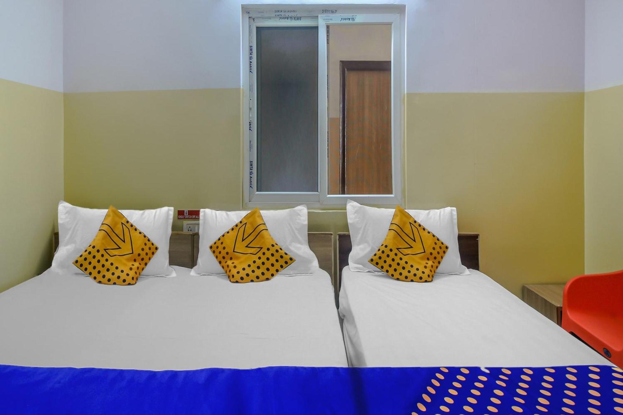 SPOT ON 81775 Gokul Lodge Deluxe Since 1974 Lālāguda Buitenkant foto