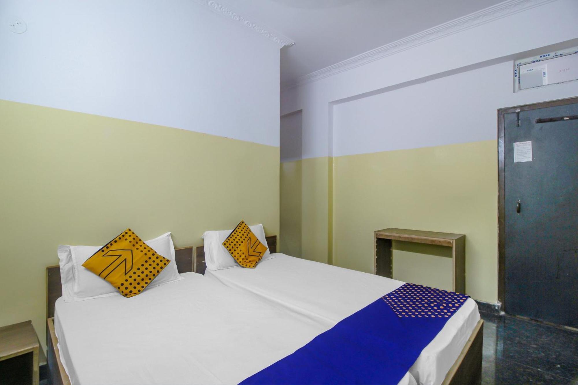 SPOT ON 81775 Gokul Lodge Deluxe Since 1974 Lālāguda Buitenkant foto