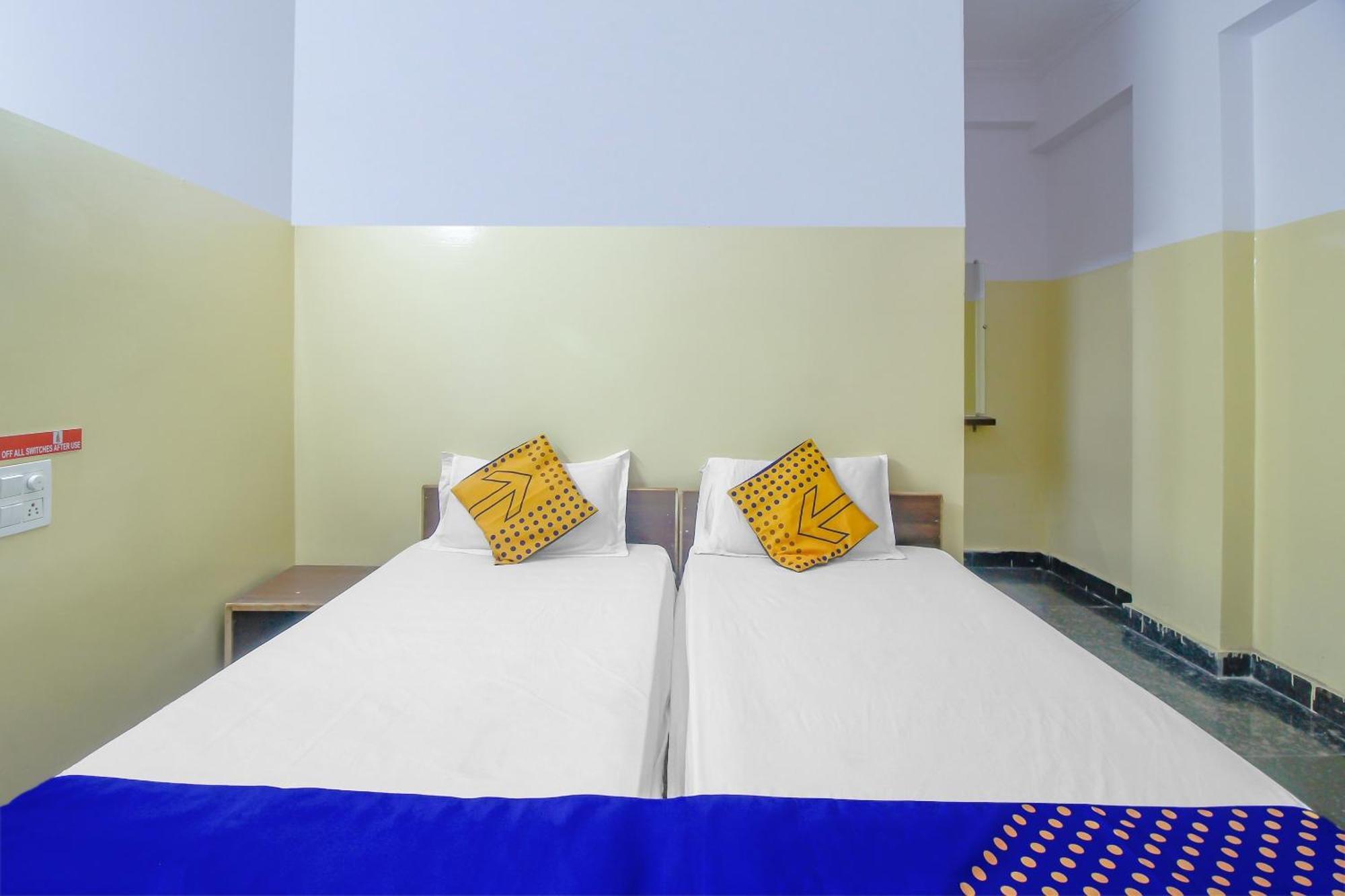 SPOT ON 81775 Gokul Lodge Deluxe Since 1974 Lālāguda Buitenkant foto